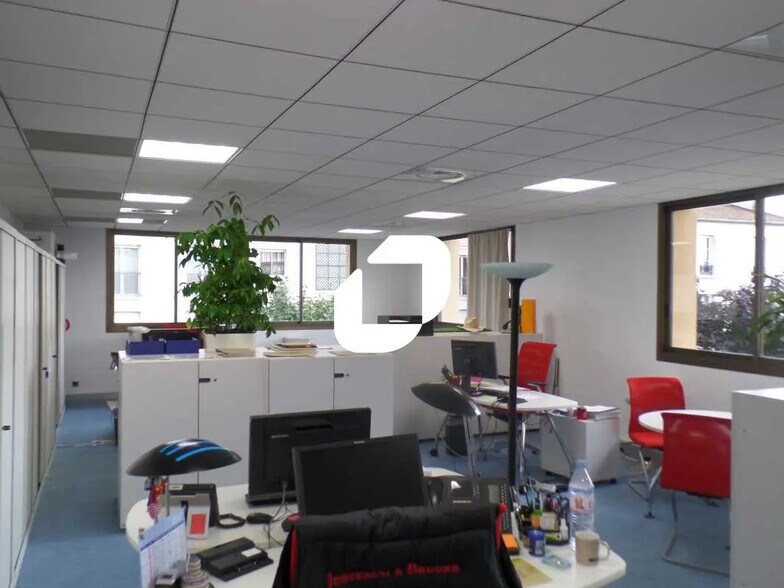 Office in La Garenne-Colombes to rent - Building Photo - Image 3 of 11