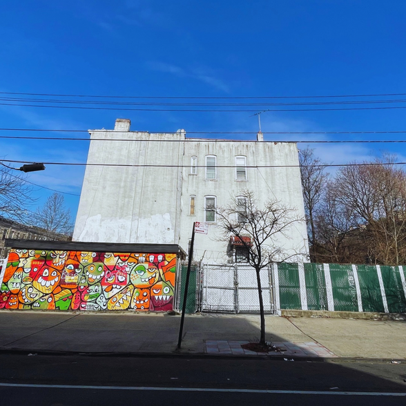 685-689 Dumont Ave, Brooklyn, NY for sale - Primary Photo - Image 1 of 1