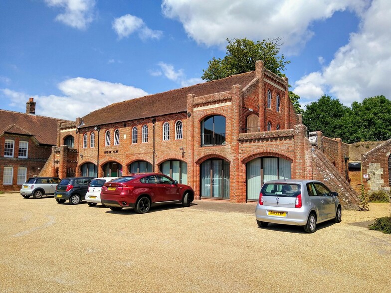 Off Cams Hl, Fareham to rent - Building Photo - Image 1 of 57
