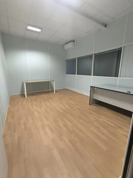 Office in Wissous to rent - Interior Photo - Image 1 of 7