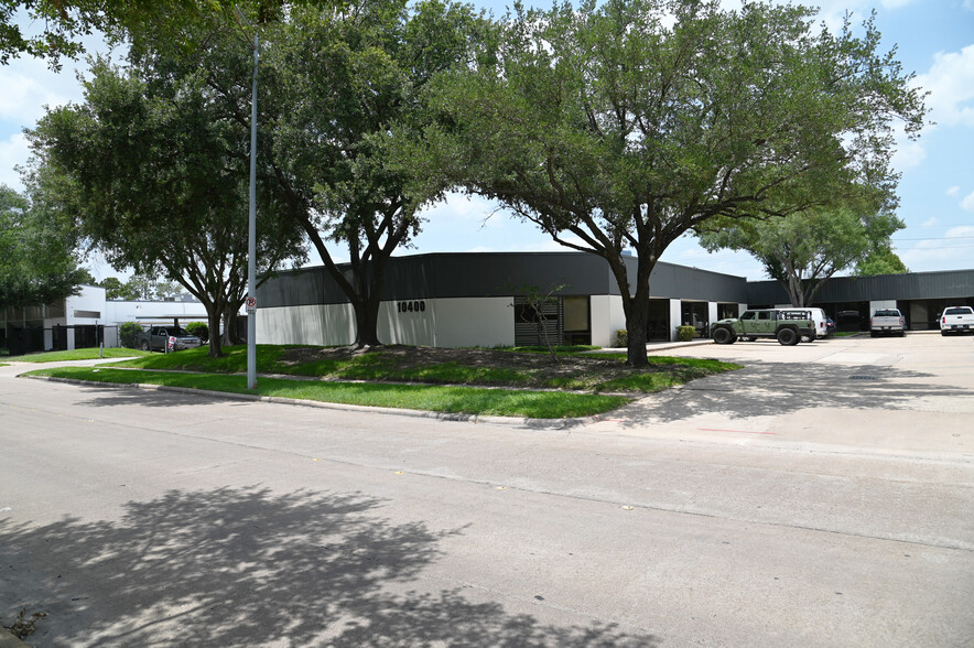 10400 Westoffice Dr, Houston, TX for rent - Building Photo - Image 3 of 3