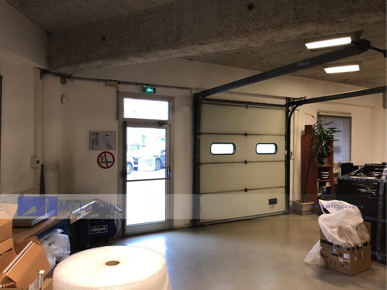 Light Industrial in Nanterre to rent - Interior Photo - Image 2 of 7