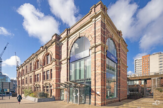 Claypit Ln, Leeds for rent Building Photo- Image 1 of 6