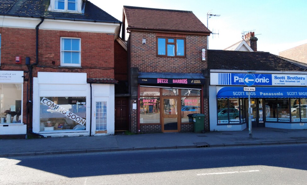 176 London Rd, East Grinstead for sale - Primary Photo - Image 1 of 1