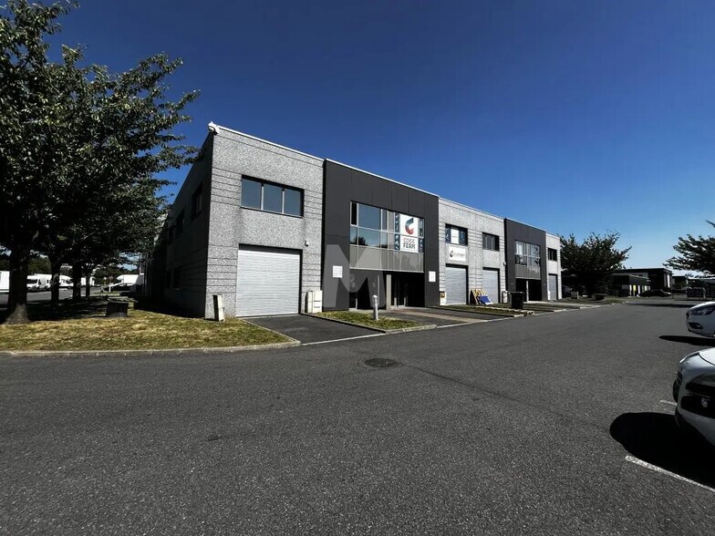 Office in Lieusaint to rent - Building Photo - Image 1 of 9