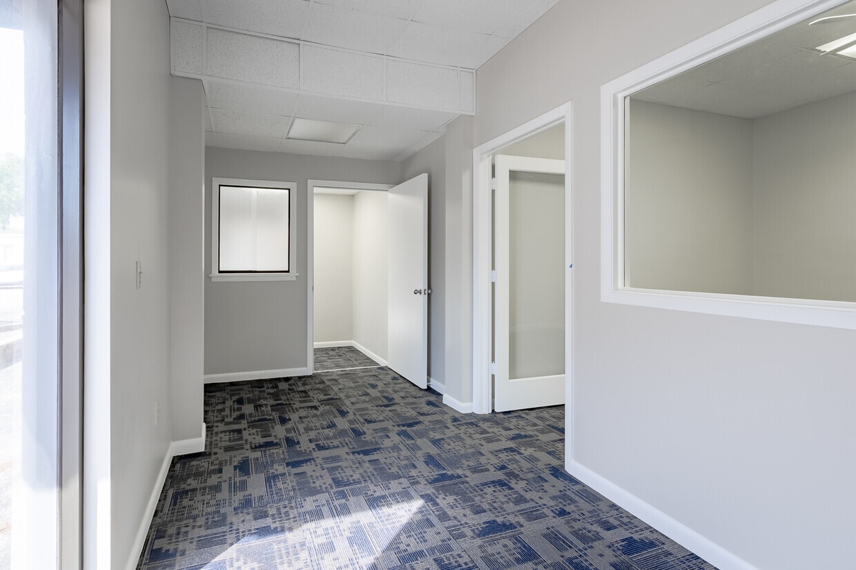 811 Manatee Ave W, Bradenton, FL to rent Interior Photo- Image 1 of 8