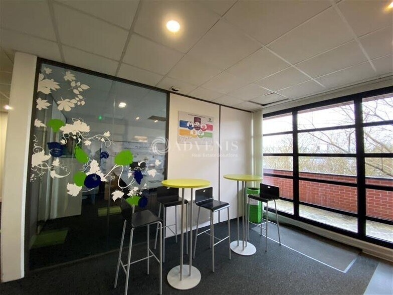 5 Rue Galilée, Guyancourt to rent - Interior Photo - Image 3 of 6