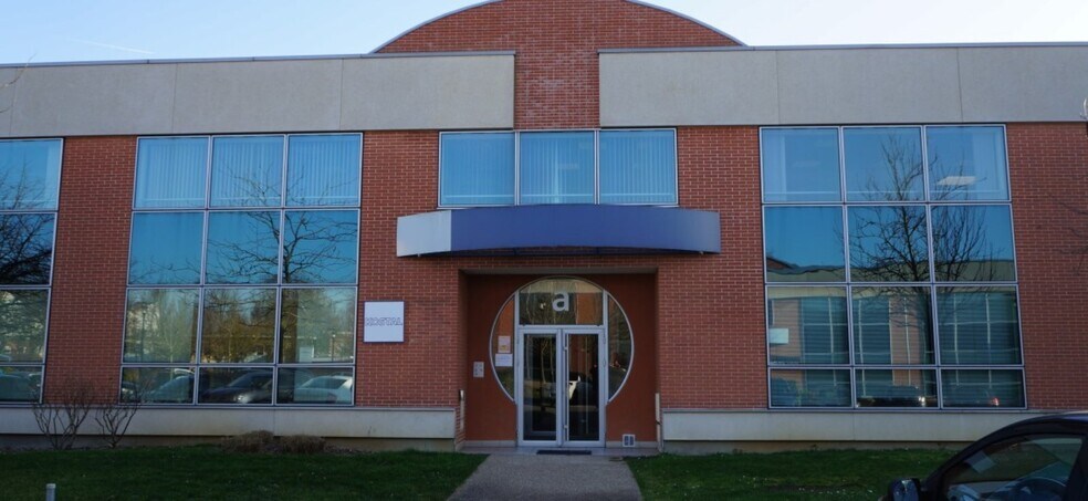 11 Rue Jacques Cartier, Guyancourt to rent - Building Photo - Image 1 of 5