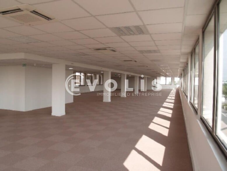 Office in Rungis to rent - Building Photo - Image 3 of 4