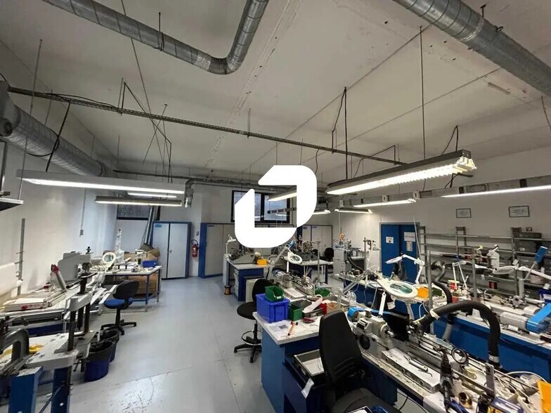 Light Industrial in Vitry-sur-Seine to rent - Interior Photo - Image 2 of 11