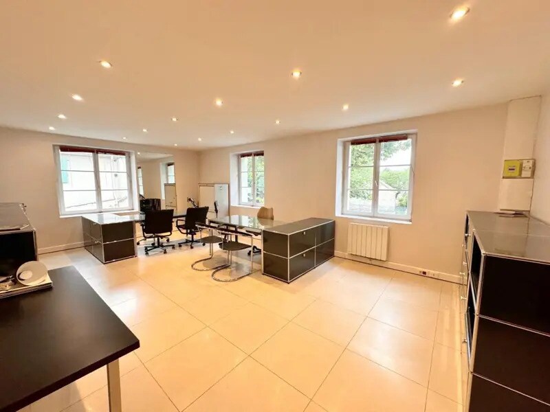Office in Saint-Nom-la-Bretèche to rent Building Photo- Image 1 of 9