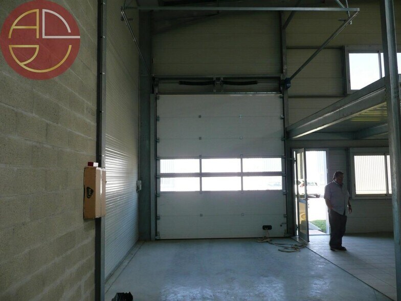 Industrial in Toulouse to rent - Interior Photo - Image 2 of 9