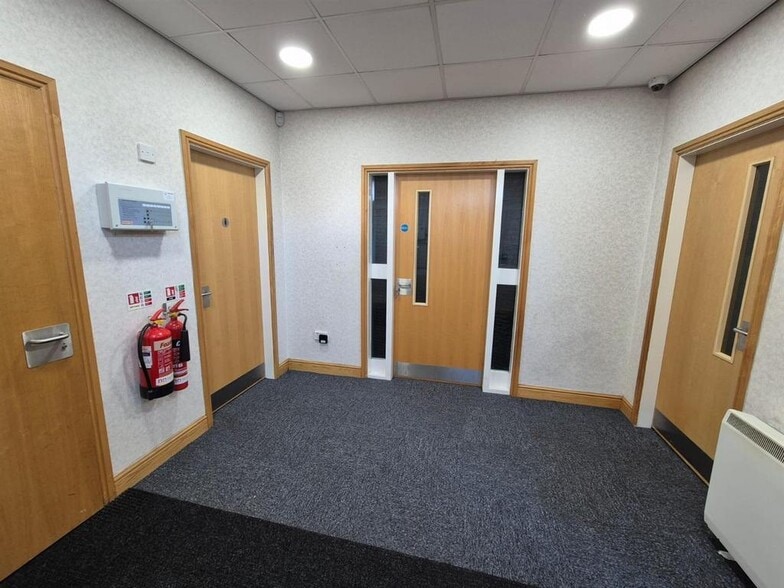 Whitworth Ct, Runcorn to rent - Building Photo - Image 2 of 16
