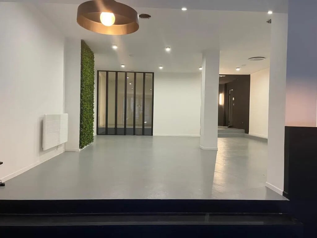 Location Commerce 256 m² - Photo 1