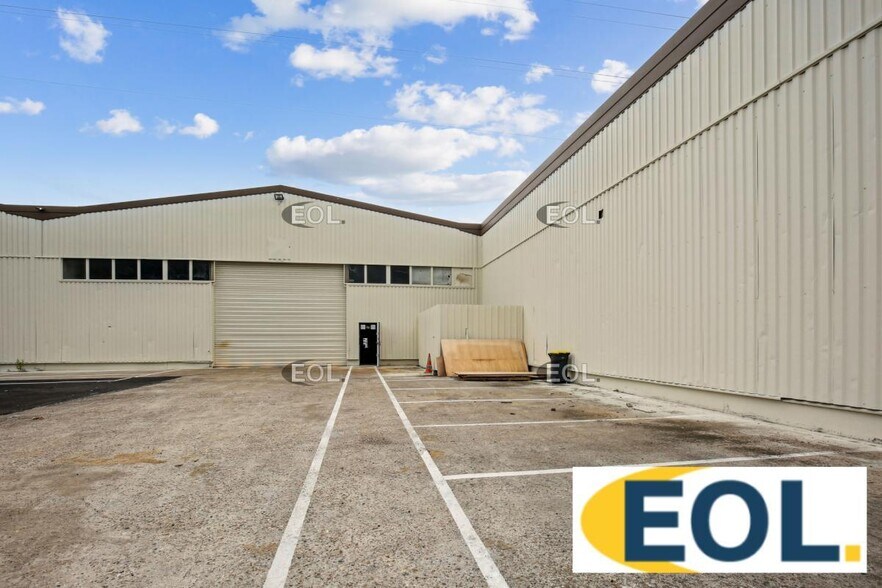 Industrial in L'ILE-SAINT-DENIS to rent - Building Photo - Image 2 of 9