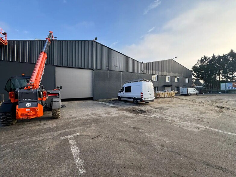 Industrial in Le Mesnil-Amelot to rent - Building Photo - Image 2 of 3