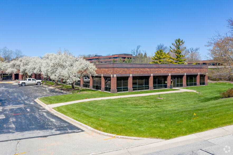 175 N Corporate Dr, Brookfield, WI for rent - Building Photo - Image 1 of 3