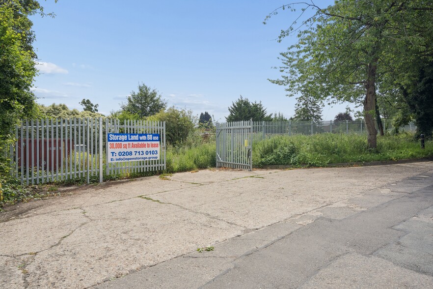 Wellington Road, High Wycombe to rent - Building Photo - Image 2 of 2