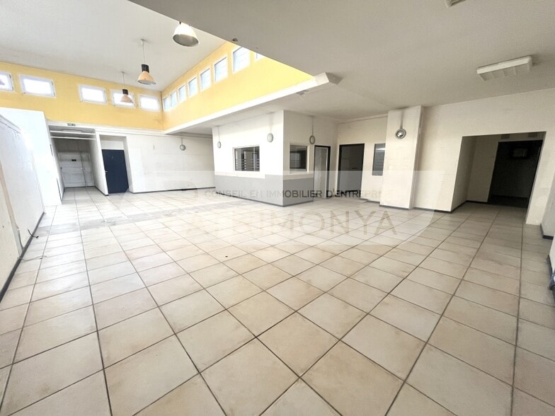 Retail in Marseille for sale - Interior Photo - Image 2 of 8