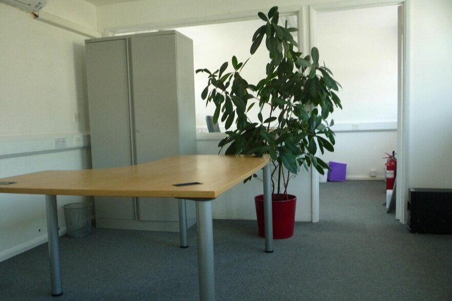 51 Clarence Rd, Fleet to rent - Interior Photo - Image 3 of 5