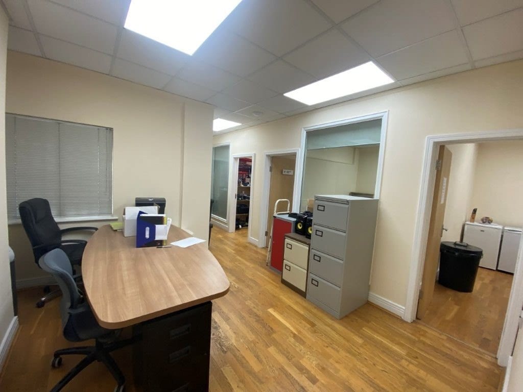 St Johns Rd, Kingston Upon Thames, LND KT1 4AN - Unit Unit 2 - - Interior Photo - Image 2 of 3