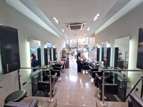 72-72A Battersea Rise, London to rent Interior Photo- Image 2 of 7