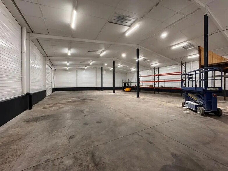 Light Industrial in Pusignan to rent - Interior Photo - Image 2 of 5