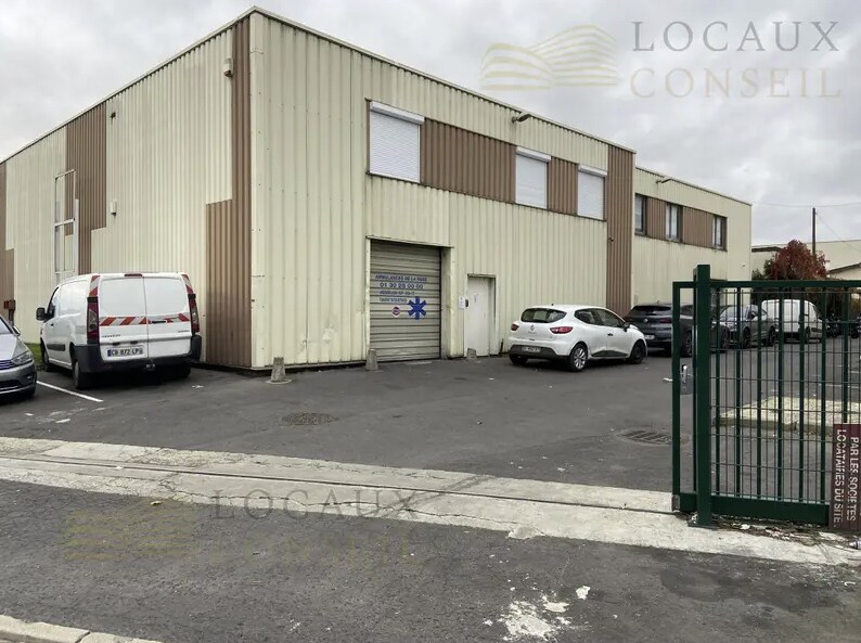 Location Entrepôt 301 m² - Photo 1