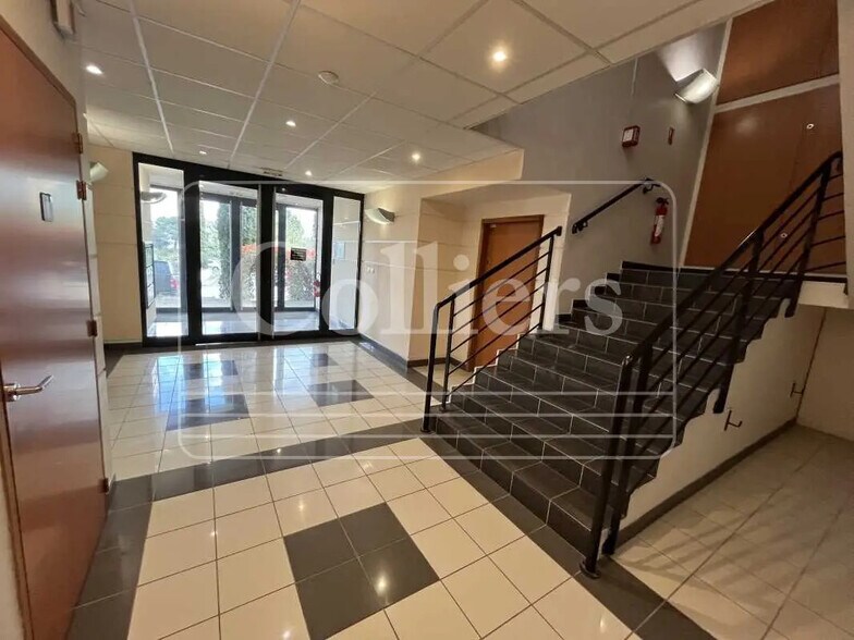 Office in Aix-en-Provence to rent - Building Photo - Image 3 of 8