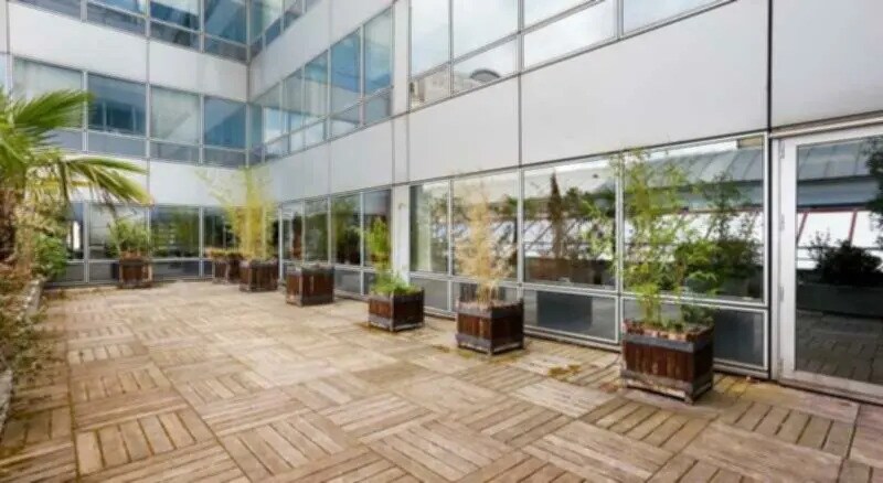 33 Rue Du Gouverneur Général Eboué, Issy-les-Moulineaux to rent - Building Photo - Image 2 of 9