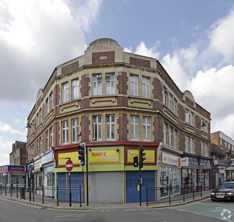 Southbury Rd, Enfield EN1 1YU UK