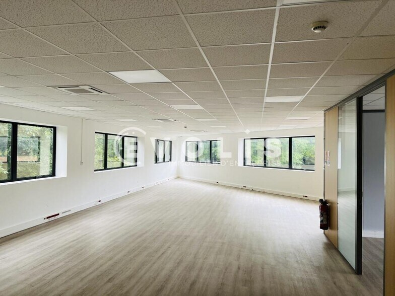 Office in Champs Sur Marne to rent - Interior Photo - Image 3 of 9