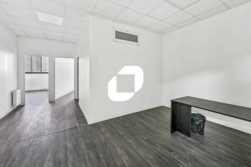 Office in Goussainville to rent Interior Photo- Image 1 of 13