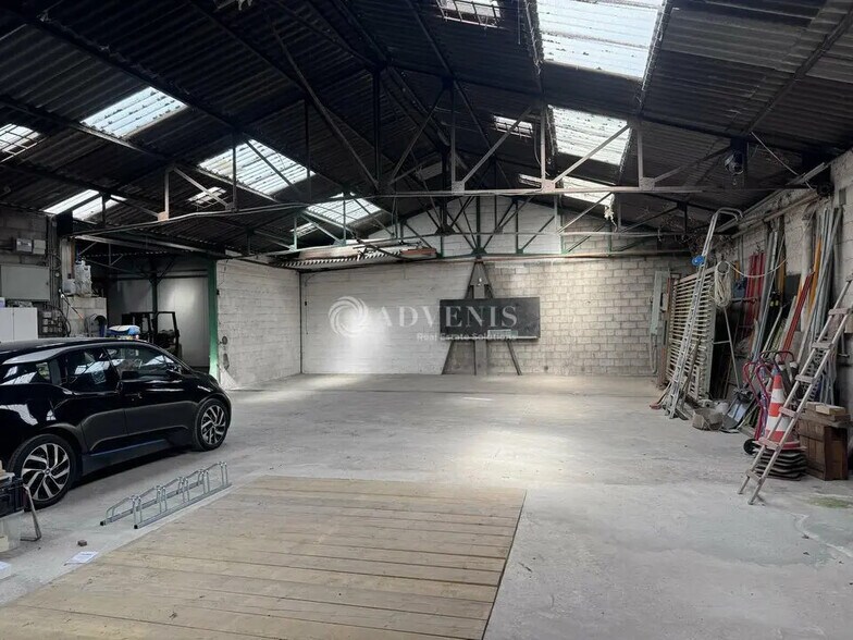Light Industrial in Colombes to rent - Interior Photo - Image 3 of 8