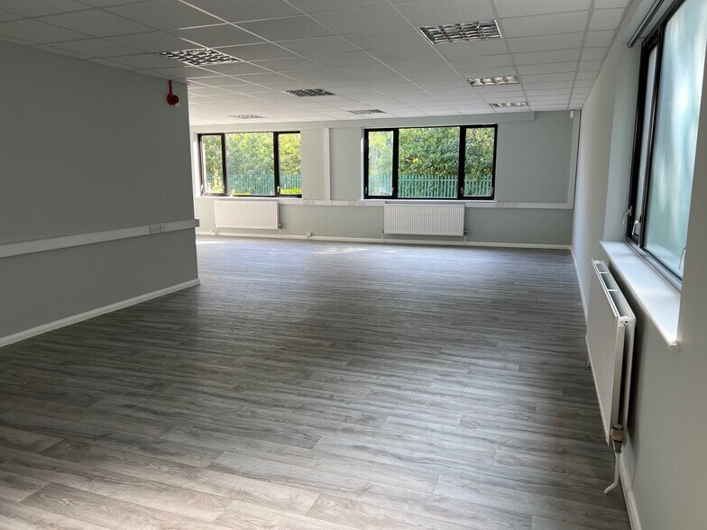 Garrard Way, Kettering to rent - Building Photo - Image 2 of 8