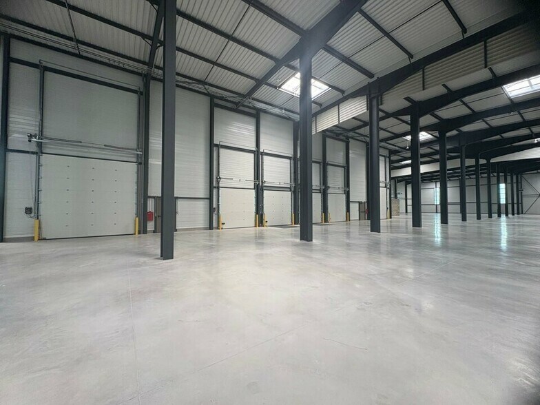 Light Industrial in Collegien to rent - Interior Photo - Image 1 of 4