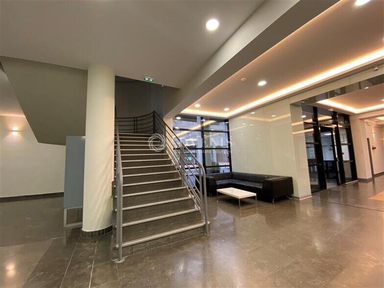 2 Boulevard Vauban, Montigny-le-Bretonneux to rent - Lobby - Image 3 of 6