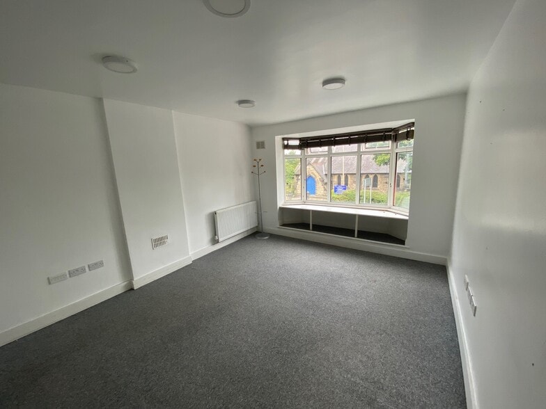 22 Church Rd, Cheadle to rent - Interior Photo - Image 2 of 5