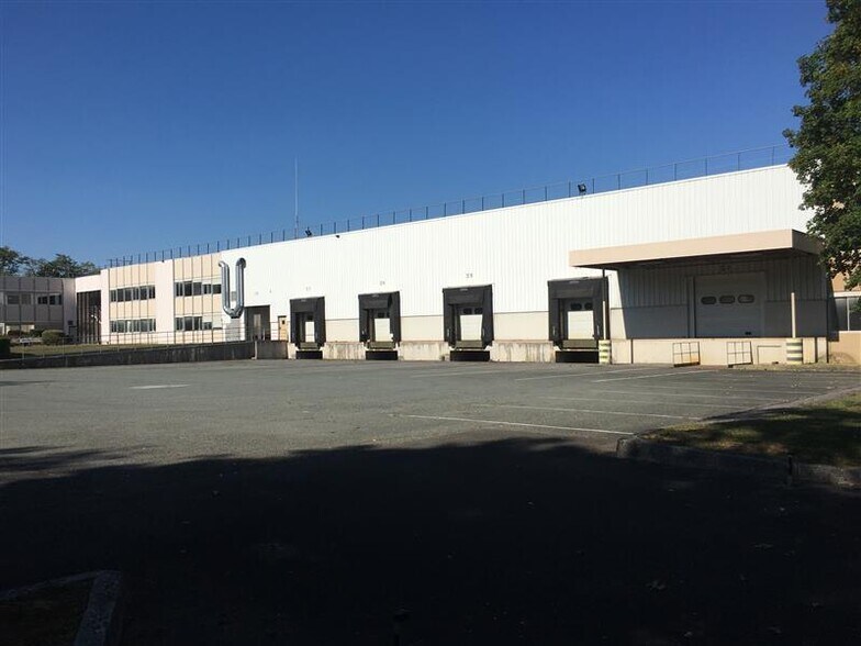 Industrial in Lognes to rent - Building Photo - Image 3 of 11