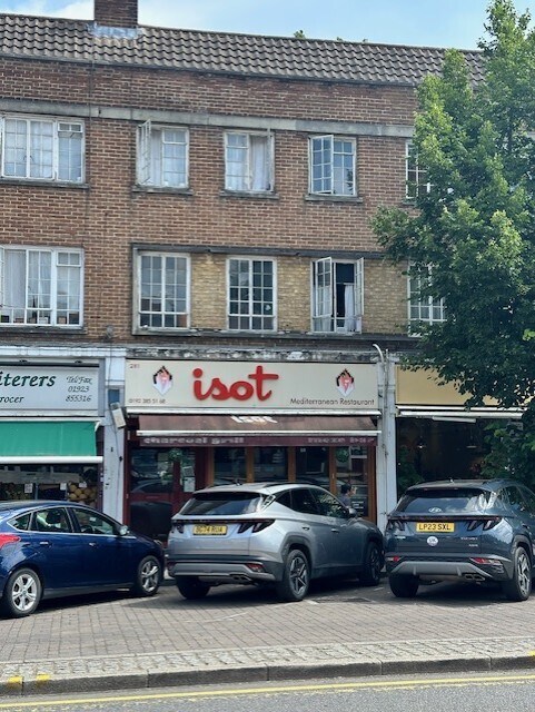 281 Watling St, Radlett to rent Building Photo- Image 1 of 2