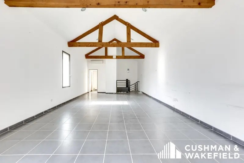 Light Industrial in Marseille to rent - Interior Photo - Image 2 of 6