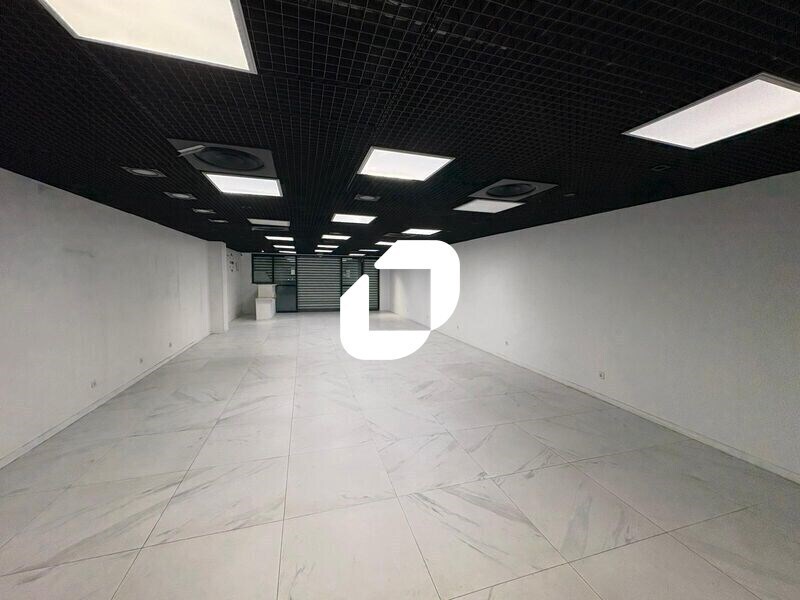 Retail in Les Mureaux to rent Interior Photo- Image 1 of 5