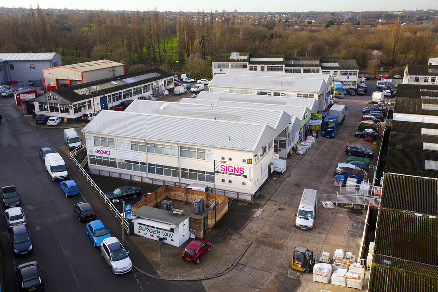 Bounds Green Rd, London for rent - Building Photo - Image 2 of 8