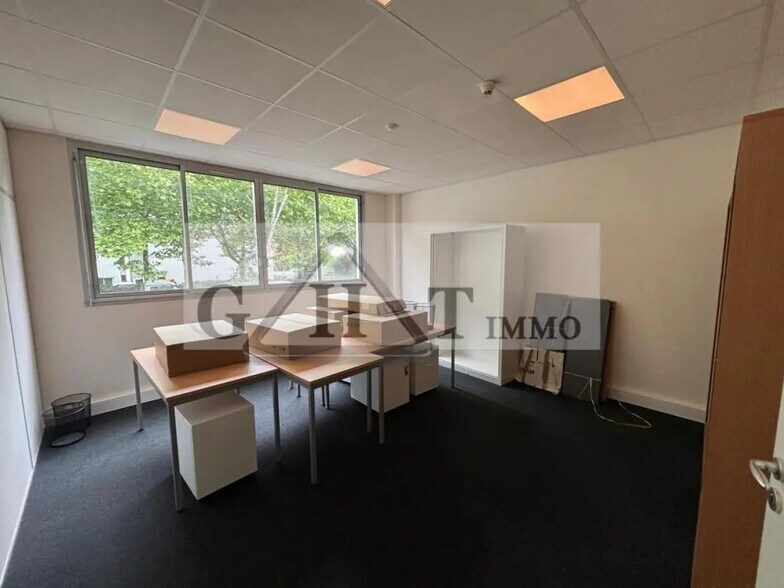 Office in Buc to rent - Interior Photo - Image 3 of 4