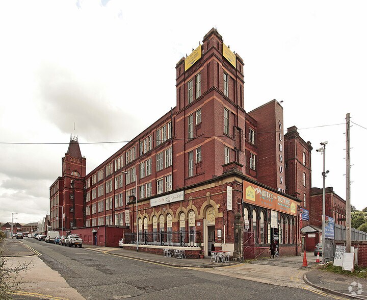 Mersey St, Stockport to rent - Primary Photo - Image 1 of 7