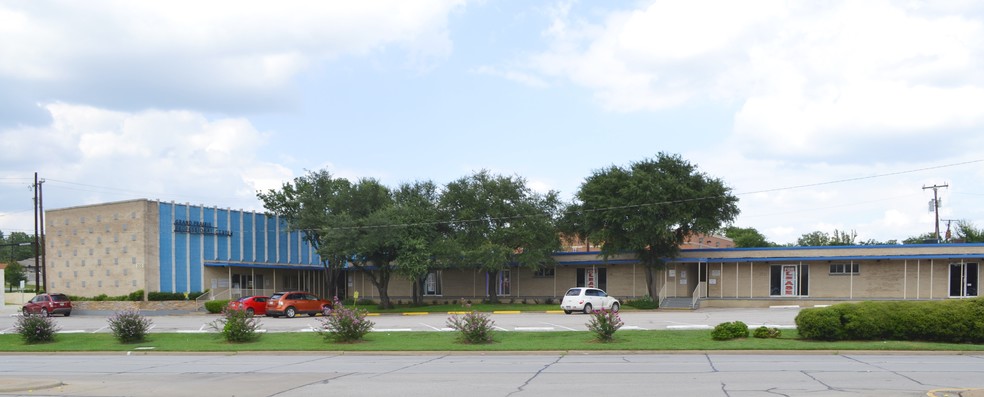 200 N Carrier Pky, Grand Prairie, TX for sale - Building Photo - Image 2 of 16