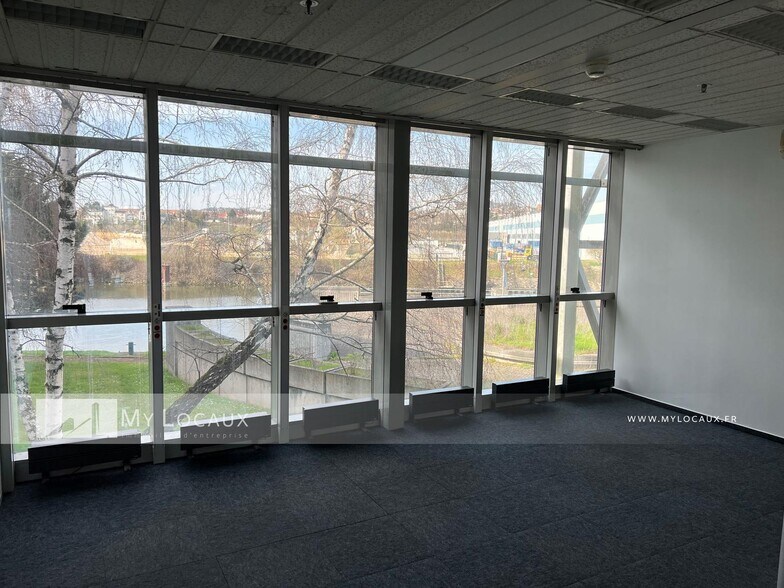 Route Principale Du Port, Gennevilliers to rent - Interior Photo - Image 2 of 8