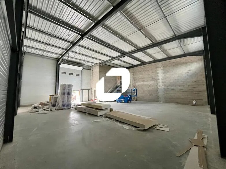 Light Industrial in Chassieu to rent - Interior Photo - Image 3 of 5