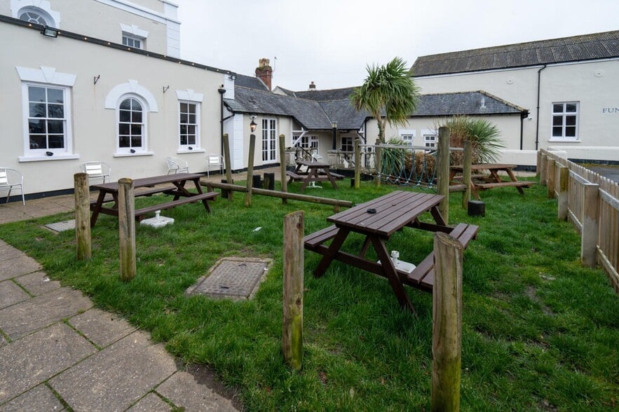 25 East St, Braunton to rent - Building Photo - Image 2 of 12