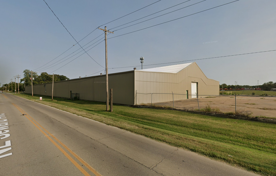 3101 NE Seward Ave, Topeka, KS for rent - Building Photo - Image 1 of 1